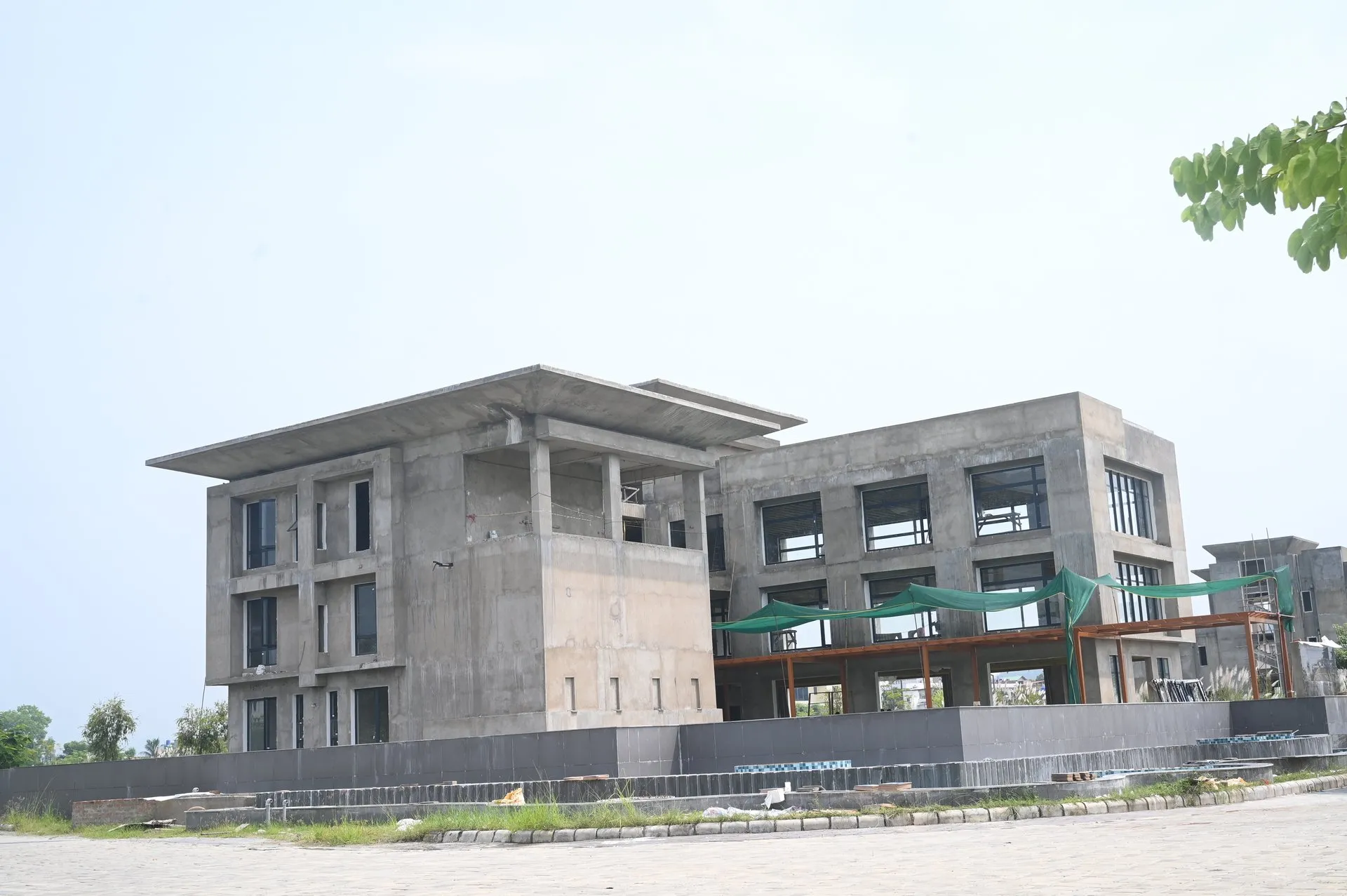Side elevation with structural pergola and multi-level frame