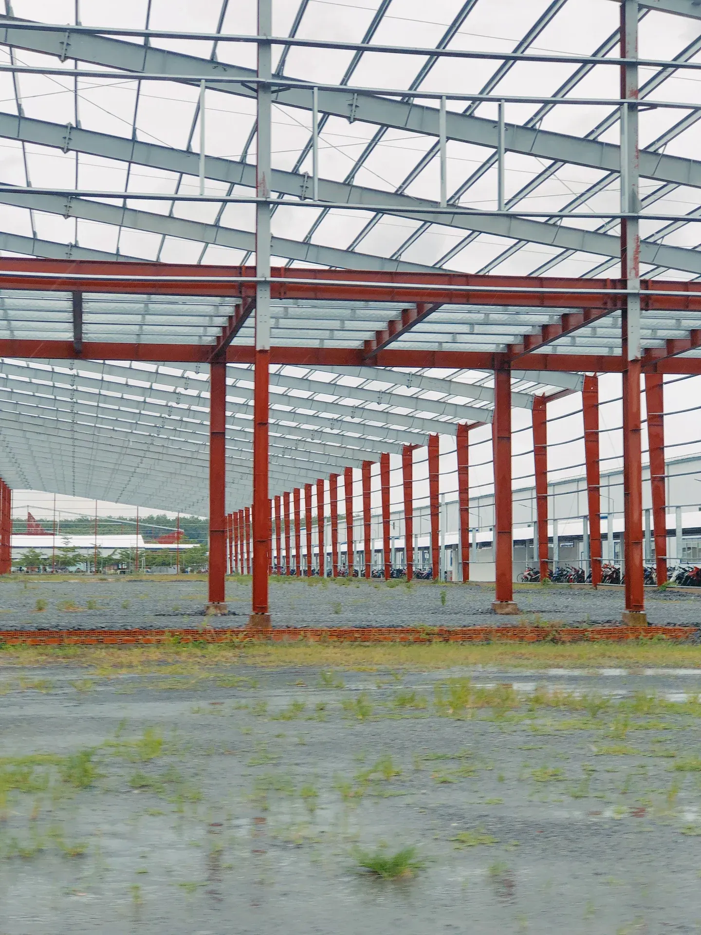 Heavy structural steel columns and rafters assembly for warehouse facility