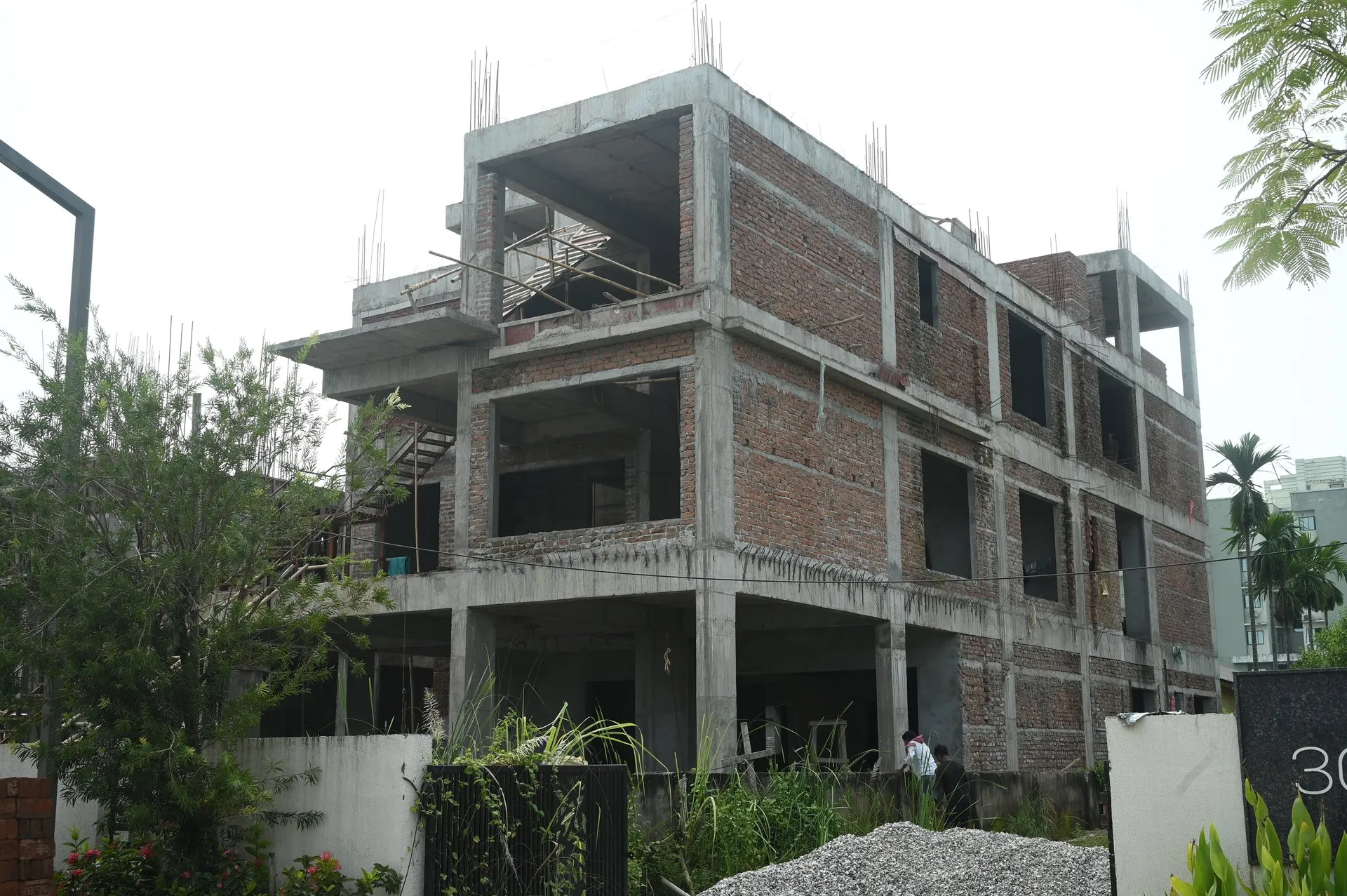 Multi-storey floor slab reinforcement and casting