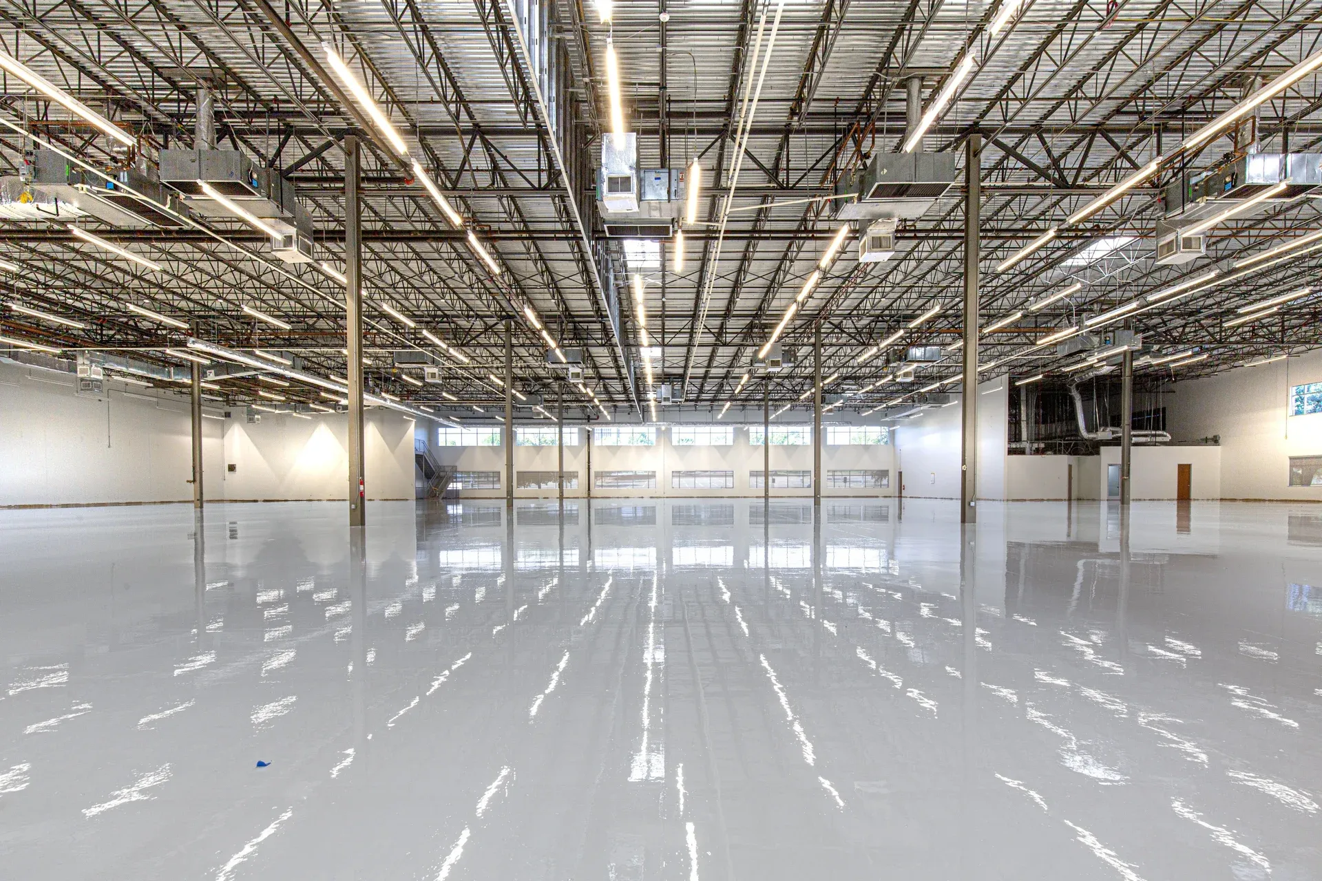 Power floating and troweling finish for high-tolerance heavy-duty concrete floor