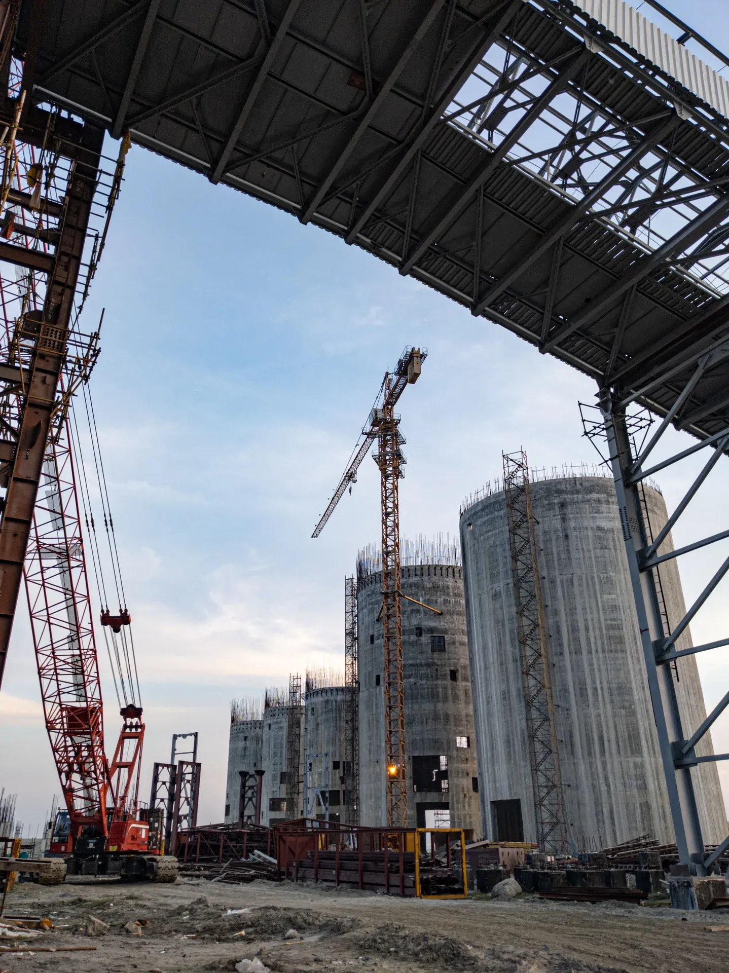 High-capacity vertical industrial tower and machinery installation